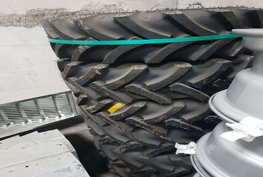 farming combine-harvester R2 rice tyre completer harvester tires 23.1-26 23 small
